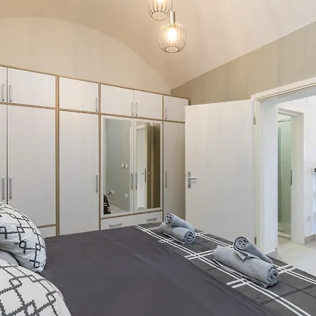 Harriete Apartment